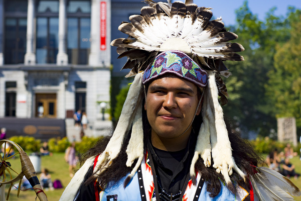 Kanyen'kehà:ka Dancer