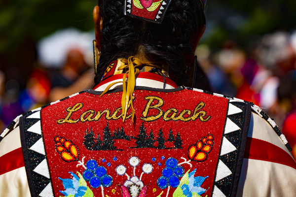 Kanyen'kehà:ka Dancer