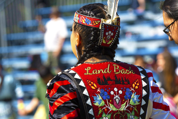 Kanyen'kehà:ka Dancer