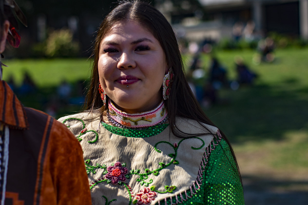 Kanyen'kehà:ka Dancer