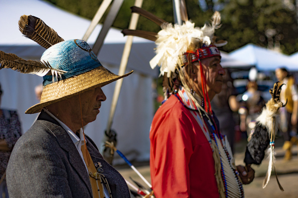 Leonard Atonnion Bordeau et un membre de la communauté Squamish (Colombie Britannique)