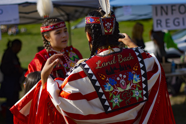Kanyen'kehà:ka Dancers